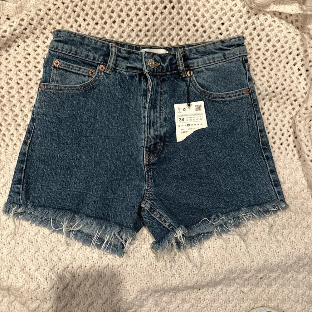 ZARA SHORT WOMENS NEW SIZE
6 BLUE